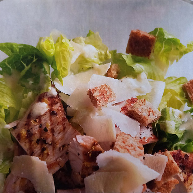 Rimska salata s komadima odreska, limunovim sokom i krutonima od Originalnog proteinskog večernjeg kruha